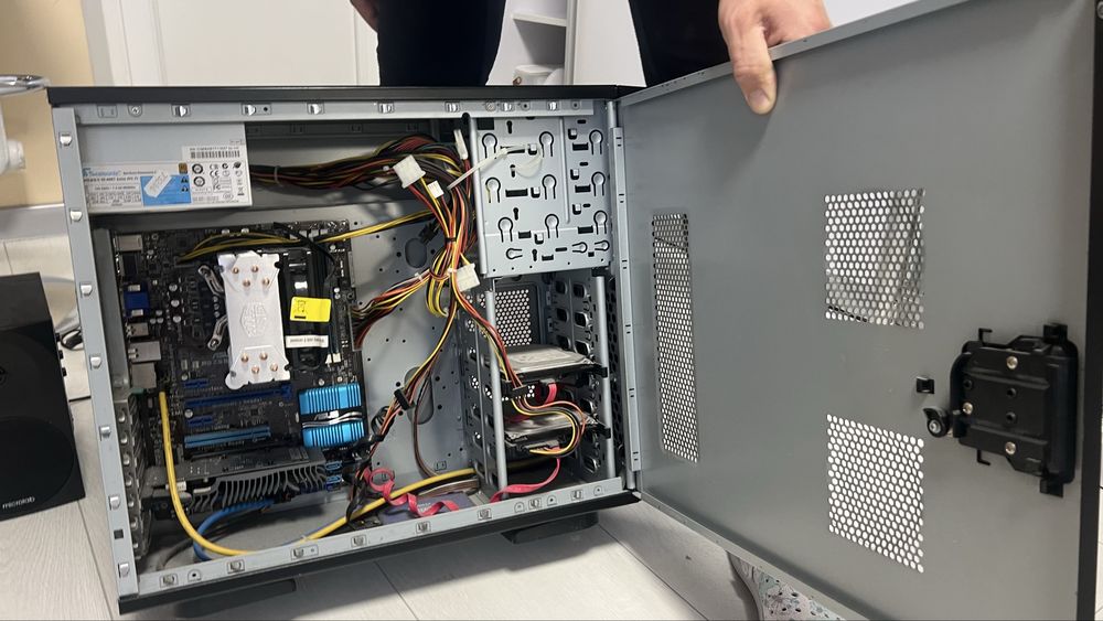 Системний блок з монітором