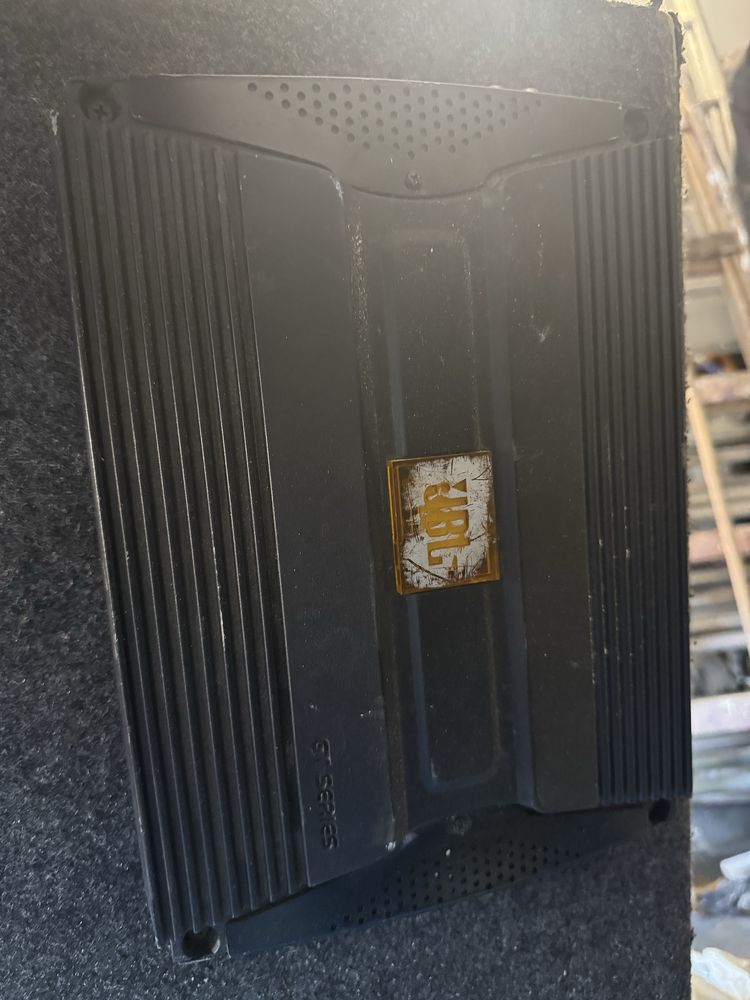 Mocny subwoofer samochodowy JBL GTO1214BP i wzmaczniacz JBL GT5-A3001