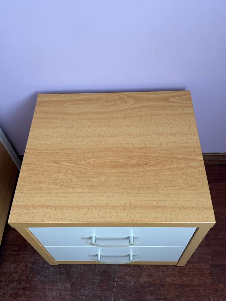 Cama com mesinha de cabeceira