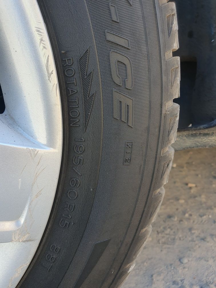 Продам шины 4шт Michelin 195/65 R15 зима!!!