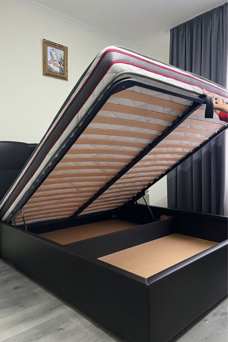 Ліжко двоспальне, чорного кольору з шікірзам.