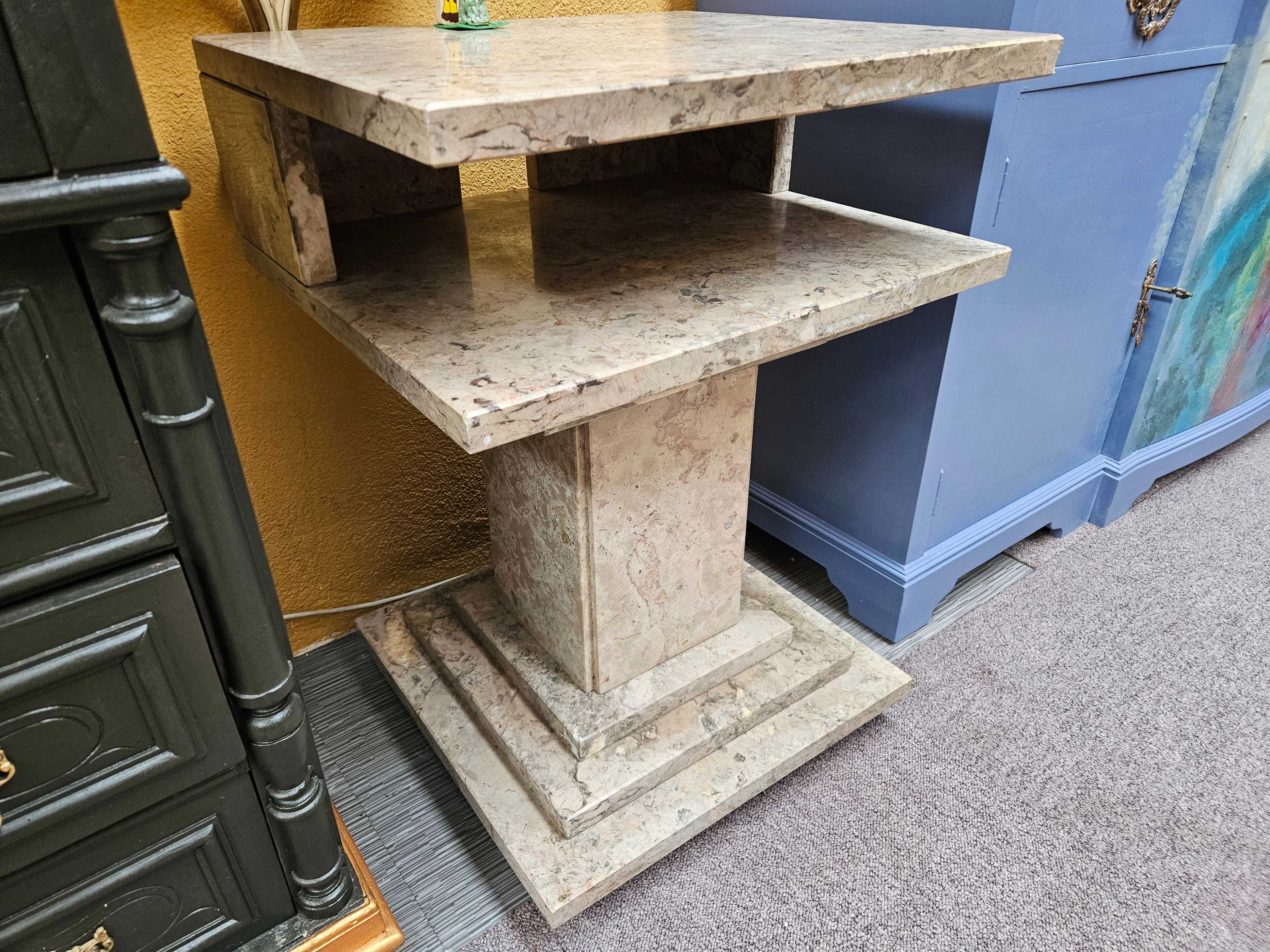 Mesa de apoio em pedra, com rodas - Muito bom e