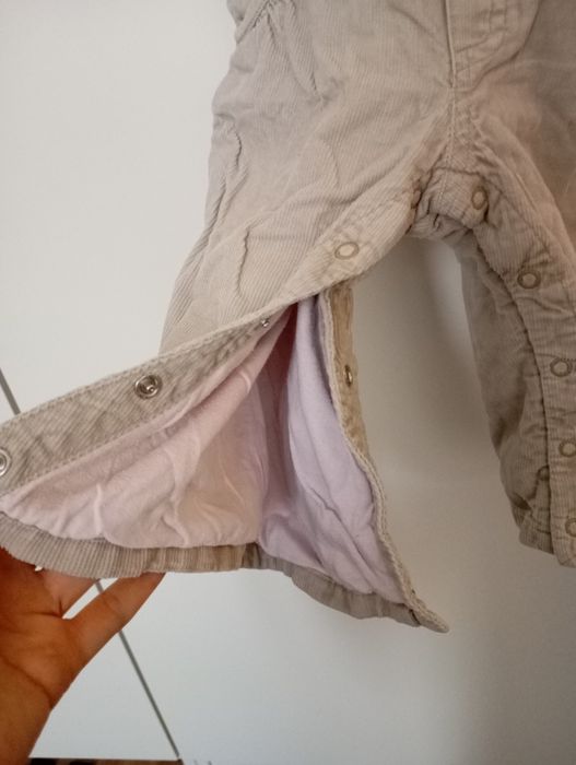 Ogrodniczki sztruksowe dla dziewczynki, rozmiar na 9-12 miesięcy.