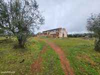 Terreno com 12,5 ha e ruína com 150 m2 perto de Vila Viçosa