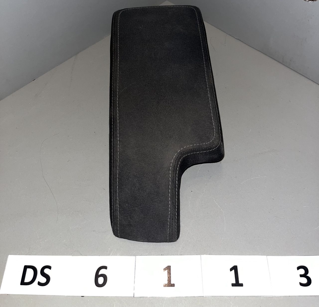 Renault (RVI) Megane 3 09-16 підлокітник перед DS6113 1906003