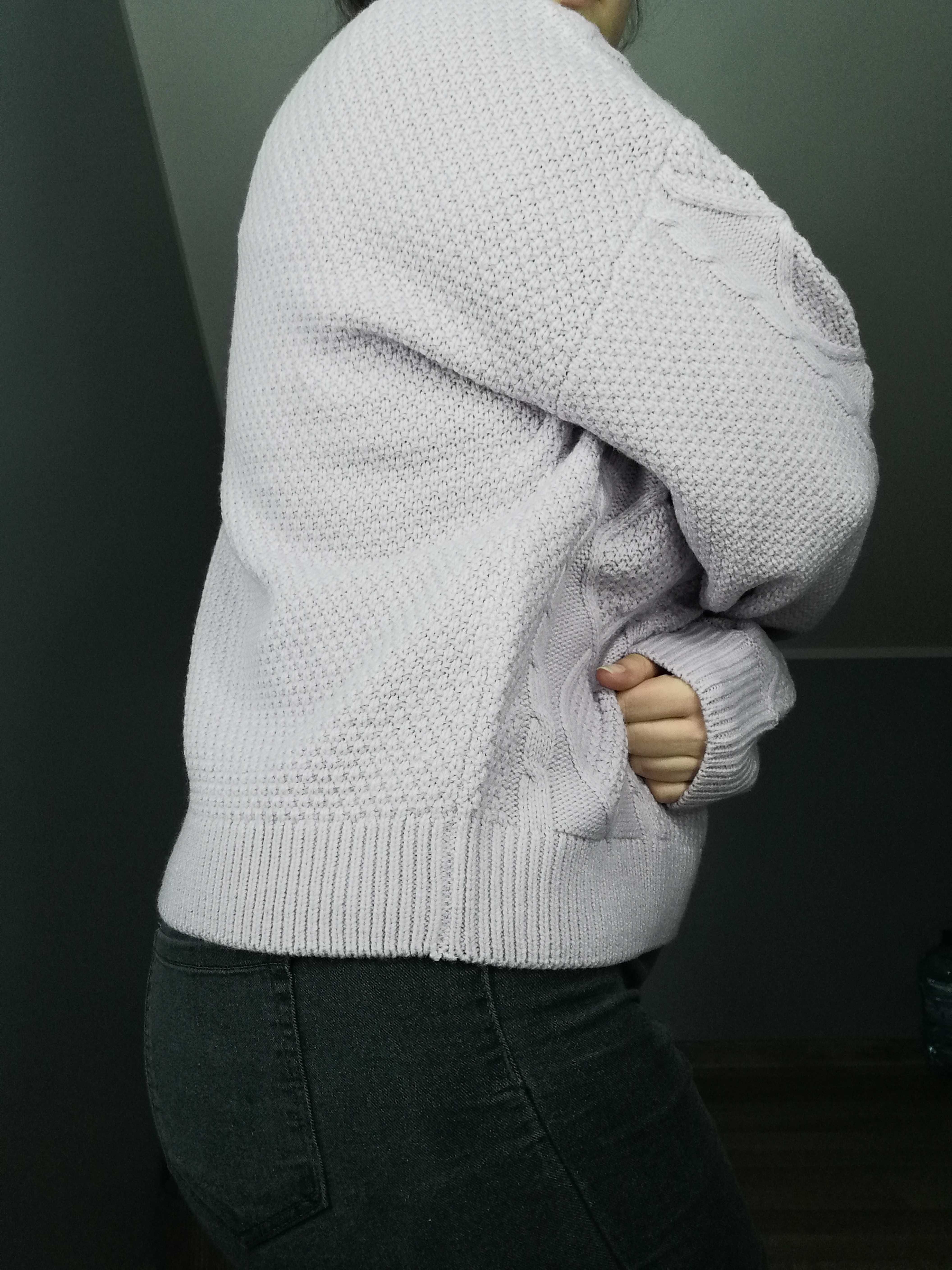 Sweter z ozdobnym splotem