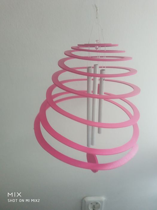 Różowe dzwonki wietrzne.