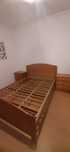 Cama casal 140cmx200 com estrado e duas mesinhas de cabeceira.