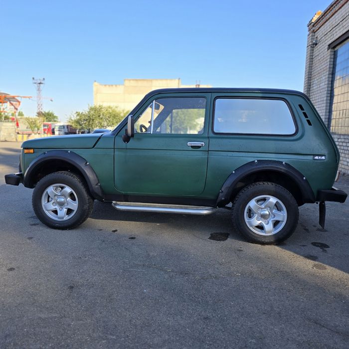 Продаю Ваз 2121 в хорошем состоянии покрашена в Раптор