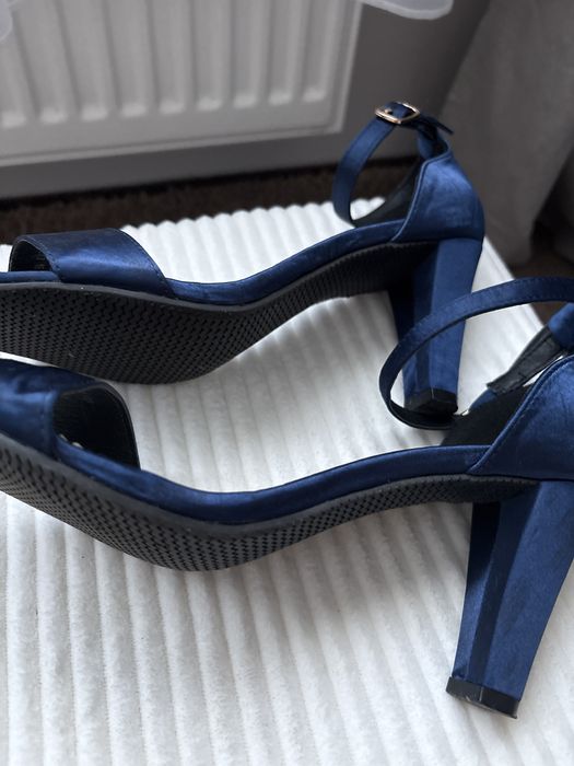 Sandałki ciemnoniebieskie na obcasie