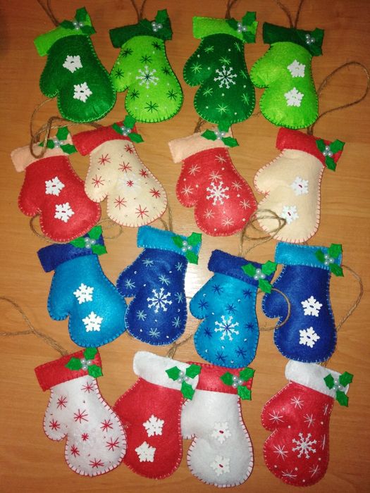 Новорічні іграшки із фетру. Рукавички із фетру