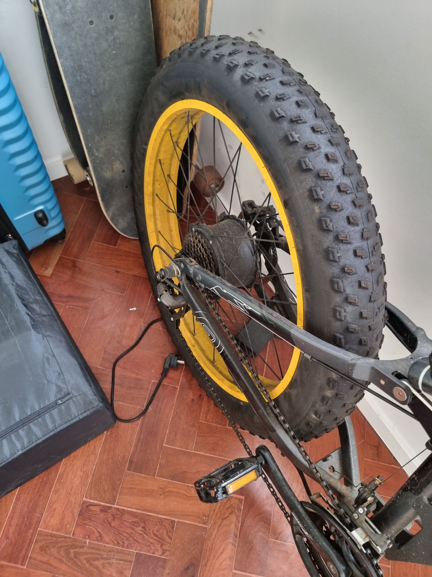 Bicicleta elétrica com acelerador de mão