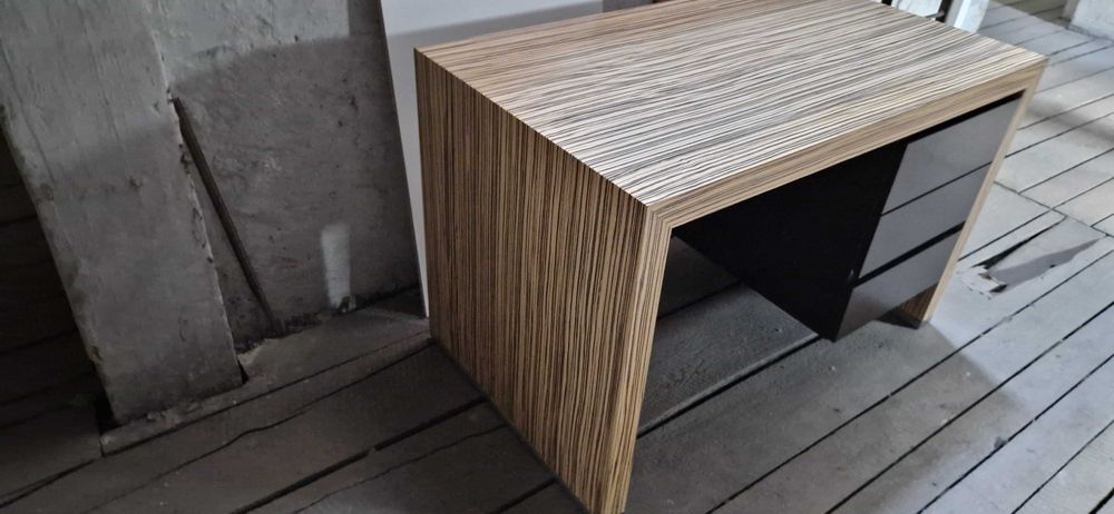 Biurko z okleiny Zebrano + lakierowany MDF | 120x70 cm | Blum | Design