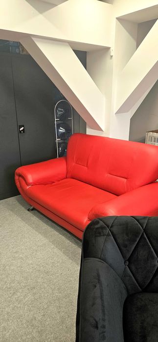 Sofa czerwona metalowe nóżki