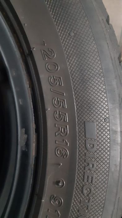 Komplet kół z oponami zimowymi +kołpaki od Volkswagena Tourana