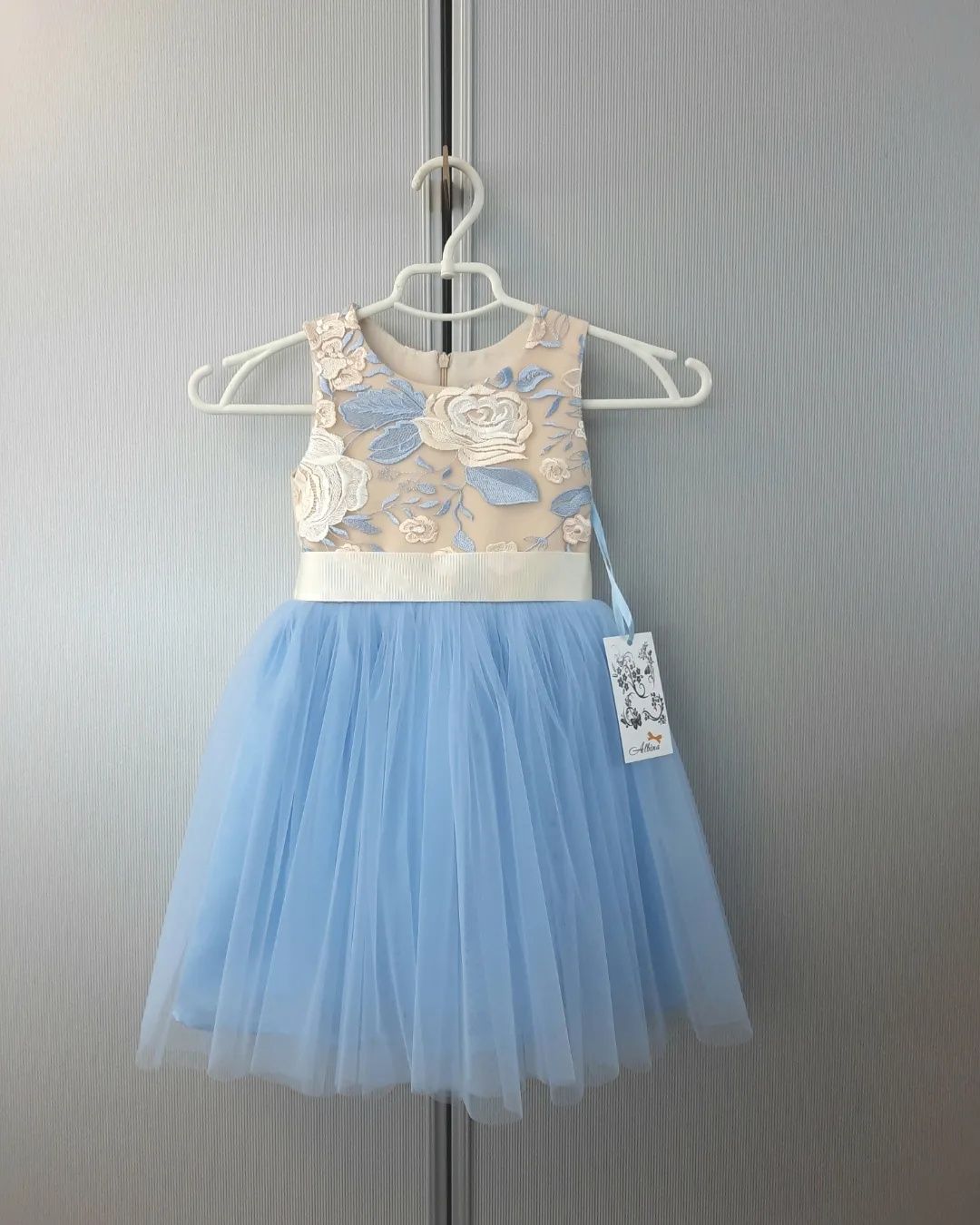Сукня дитяча святкова бежево-блакитна на 4-5 років