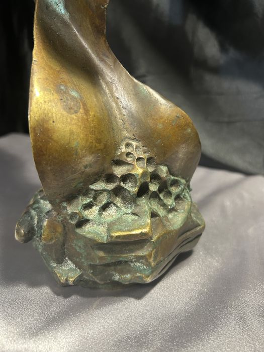 Rzeźba kobieta z mosiądzu