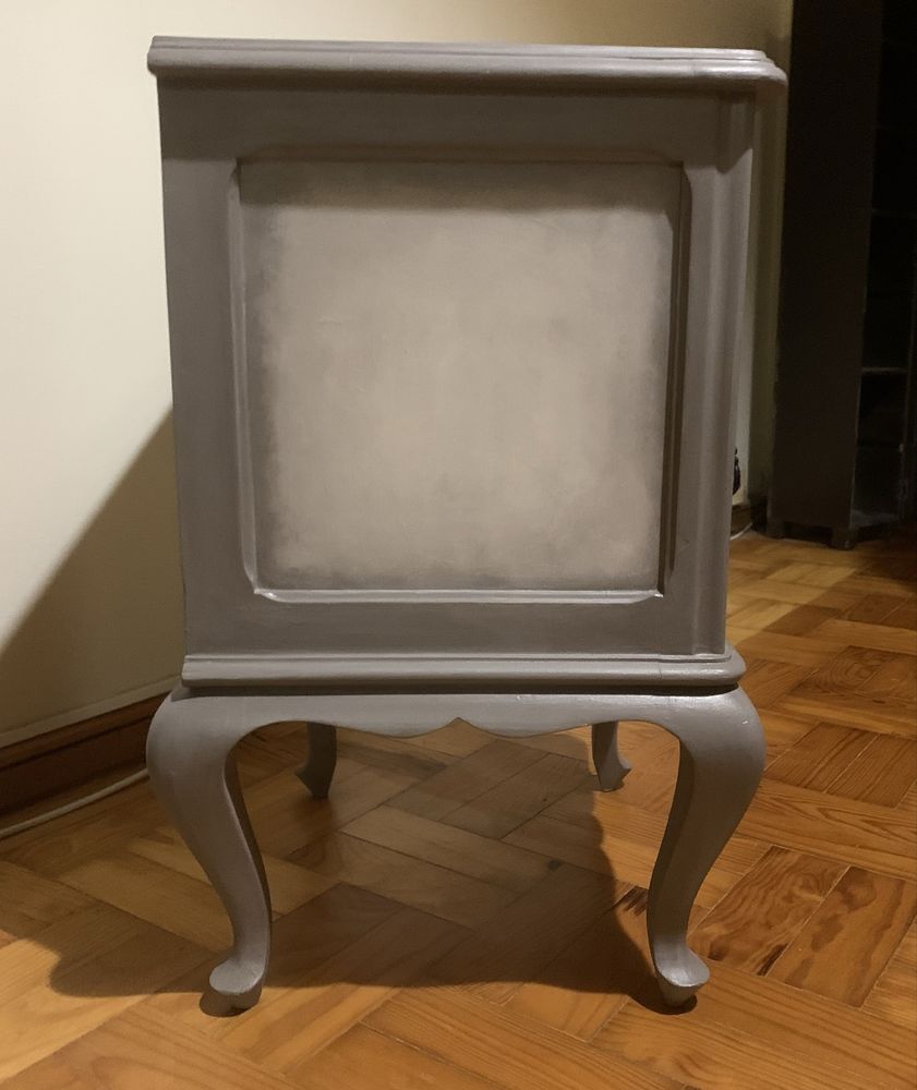 Mesa de cabeceira estilo Queen Anne, recuperada e com pintura decapê.