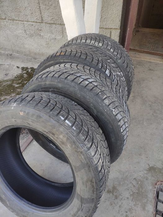Продам зимову резину Bridgestone 235/60R18