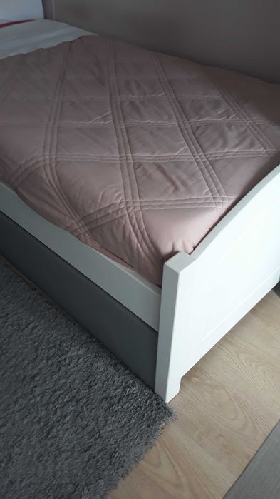 Mobília de Pinho maciço pintado 
de branco