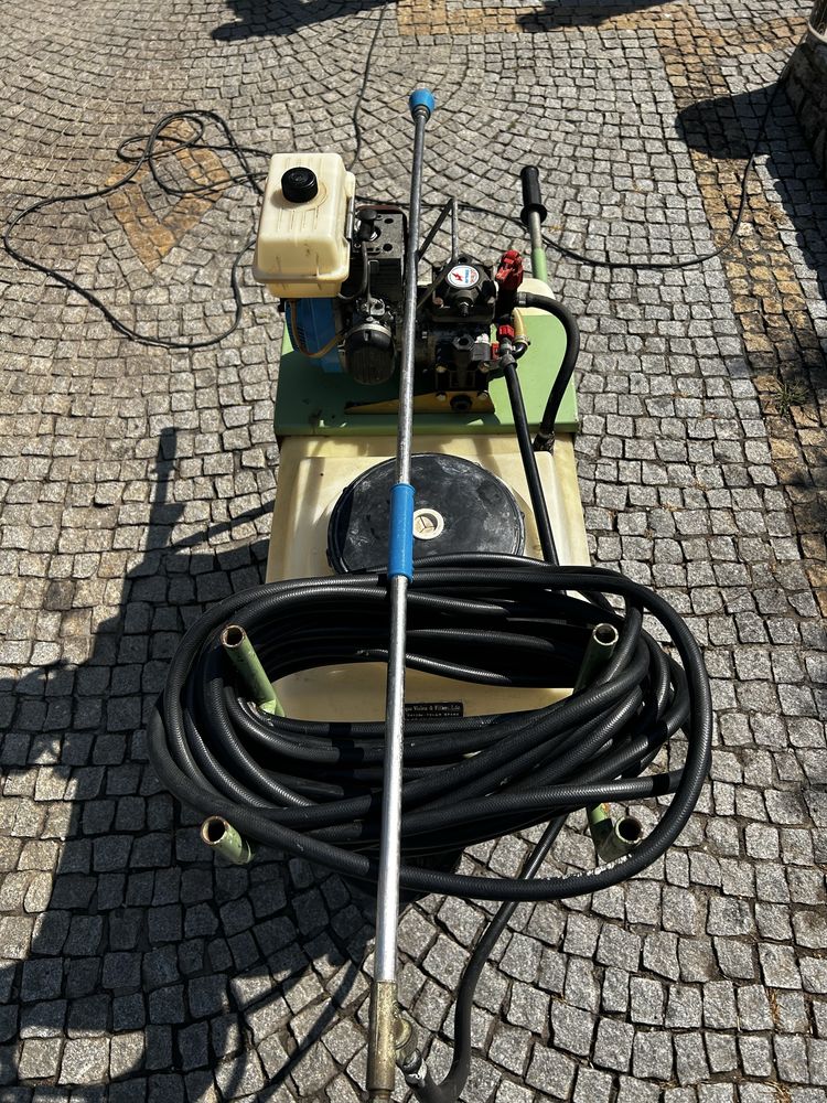 Carrinho Pulverizador Motorizado.