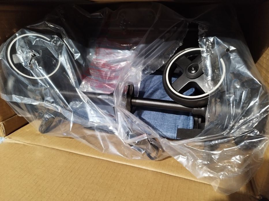 Składany wózek dziecięcy z obrotowym siedziskiem