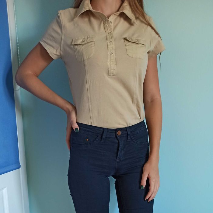 Beżowa bluzka z kołnierzykiem, z krótkim rękawem