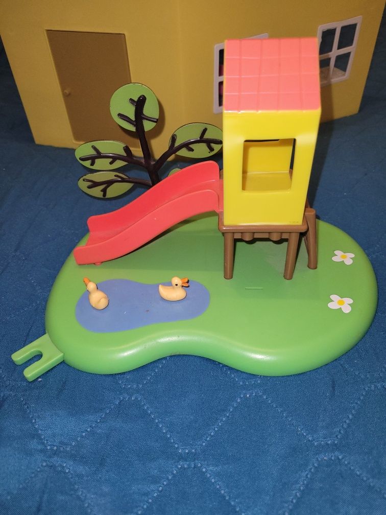 Domek Świnki Peppy i zjeżdżalnia