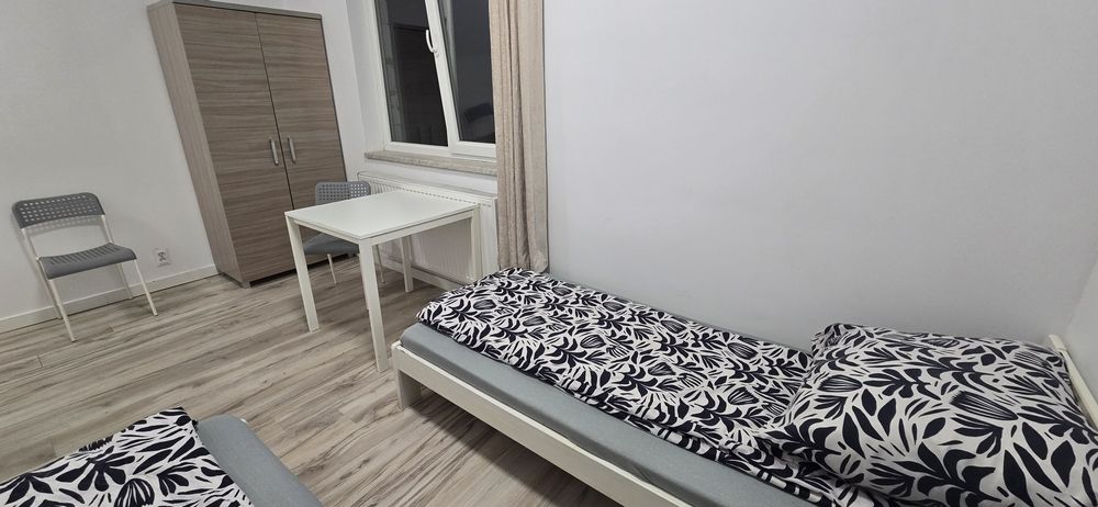 12 pokoi - 10 pokoi 2-os,  2 pokoje 3-osobowe. 4 łazienki, 2 kuchnie