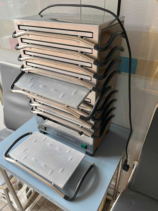 Piec gastronomiczny do podtrzymania gorących posiłków.