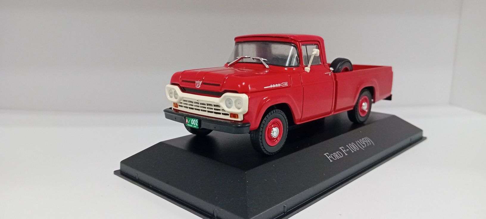 1/43 Ford F100        novo