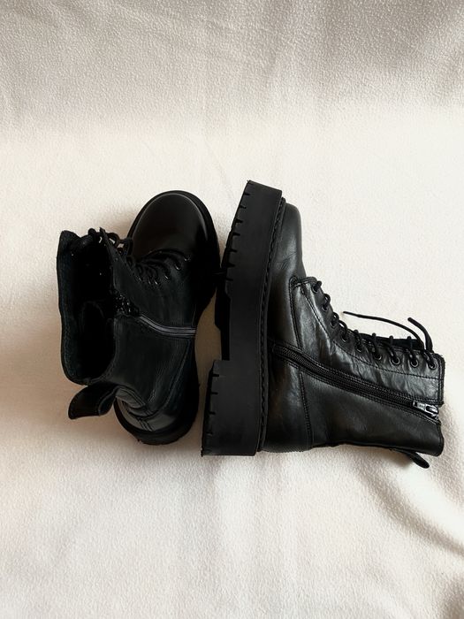 Чорні шкіряні ботінки