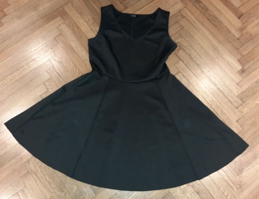 Elegancka czarna rozkloszowana sukienka midi