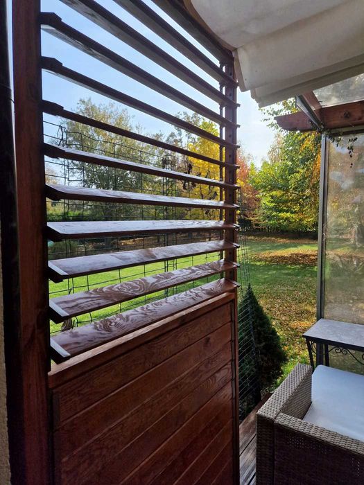 Żaluzja tarasowa zabudowa tarasu drewniana deseczki prowadnice kpl