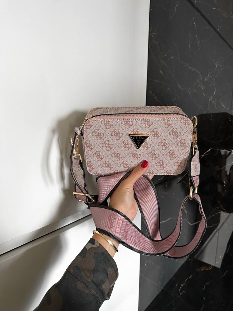 Женская сумка Guess розовая через плечо