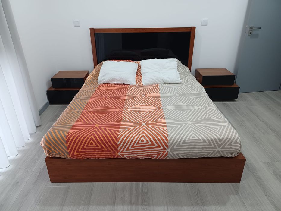 Mobilia de quarto (Cama+colchão+mesinhas+cómoda)
