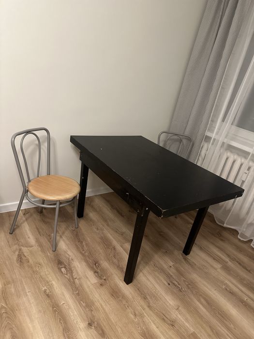Sprzedam stół z dwoma krzesłami