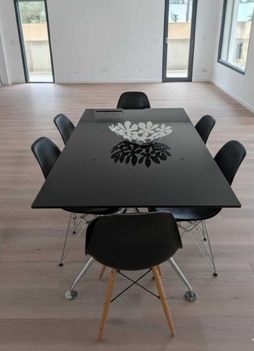 Mesa de jantar elegante com tampo de vidro preto e seis cadeiras