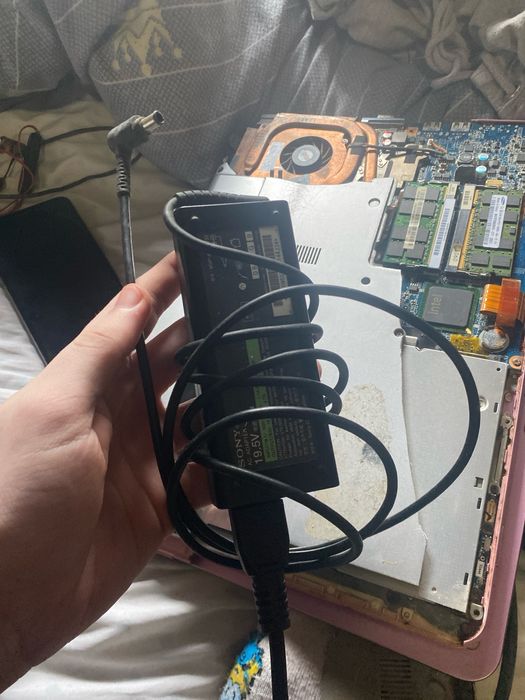 Ноутбук sony vavio ( на запчасти ) + зарядка