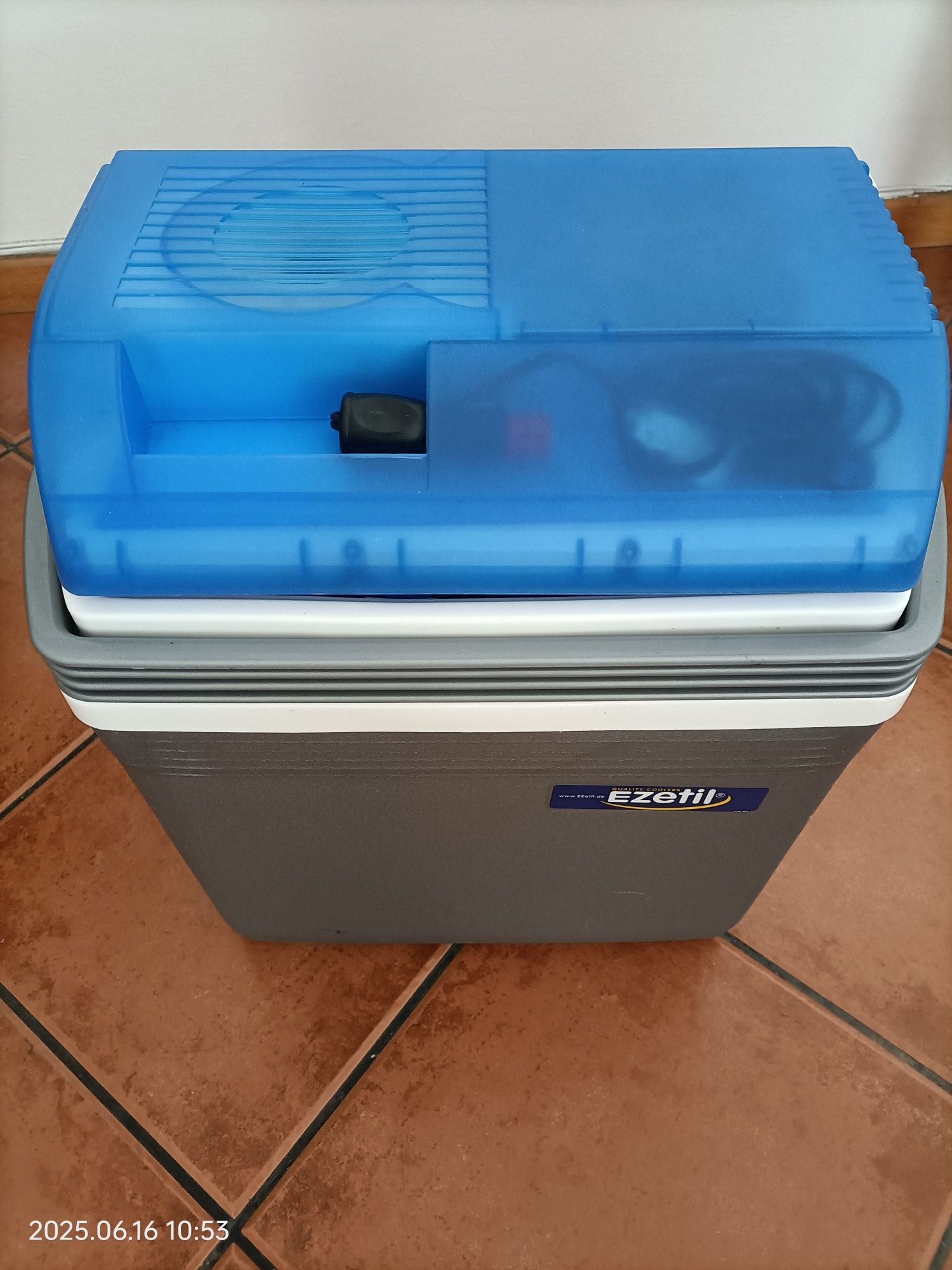 Vendo geladeira com ligação ao isqueiro do carro