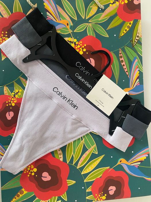 Majtki stringi Calvin Klein M  3 pak prążkowane