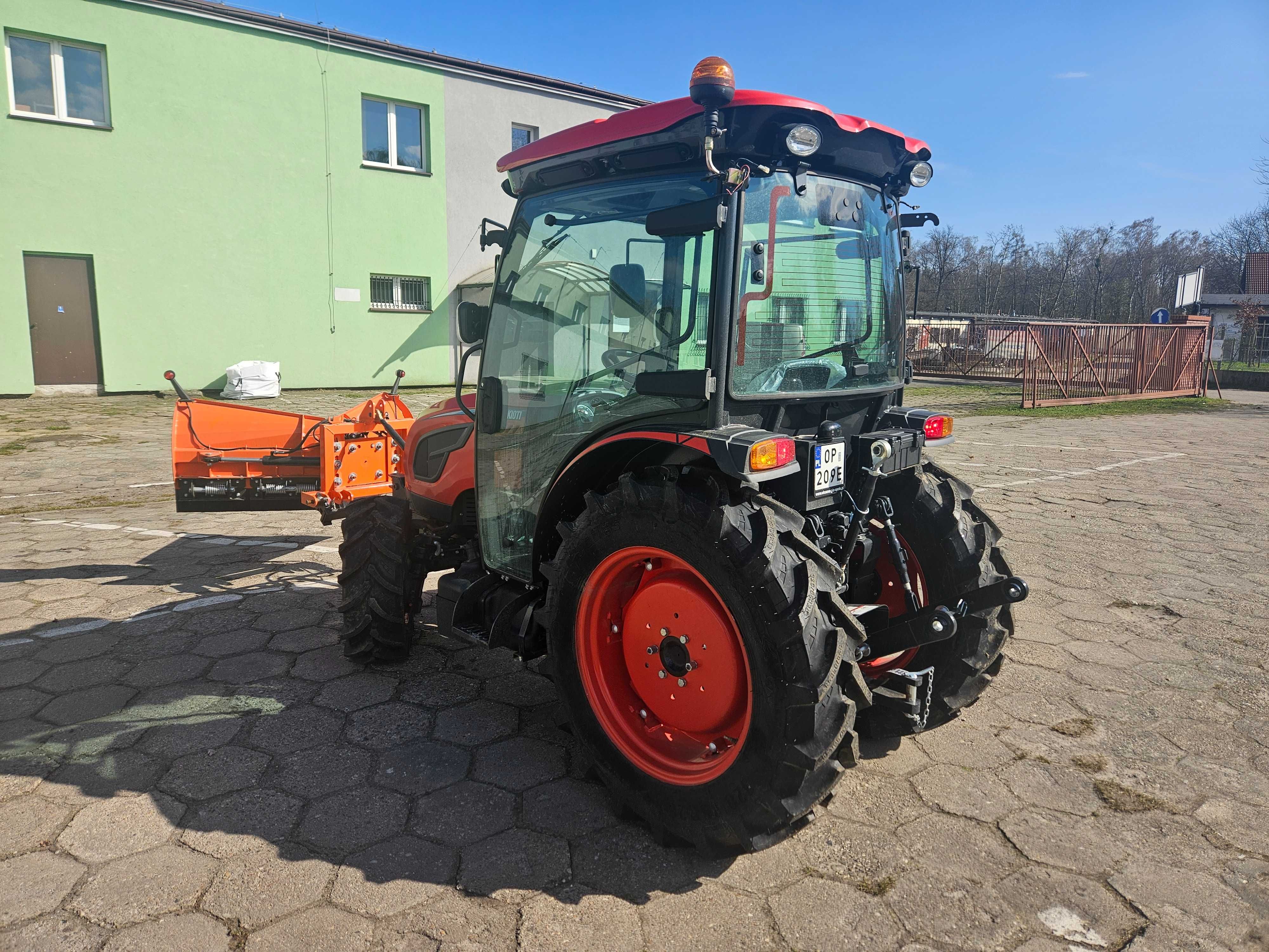 Ciągnik Kioti DK 6020  z pługiem 57 mg
