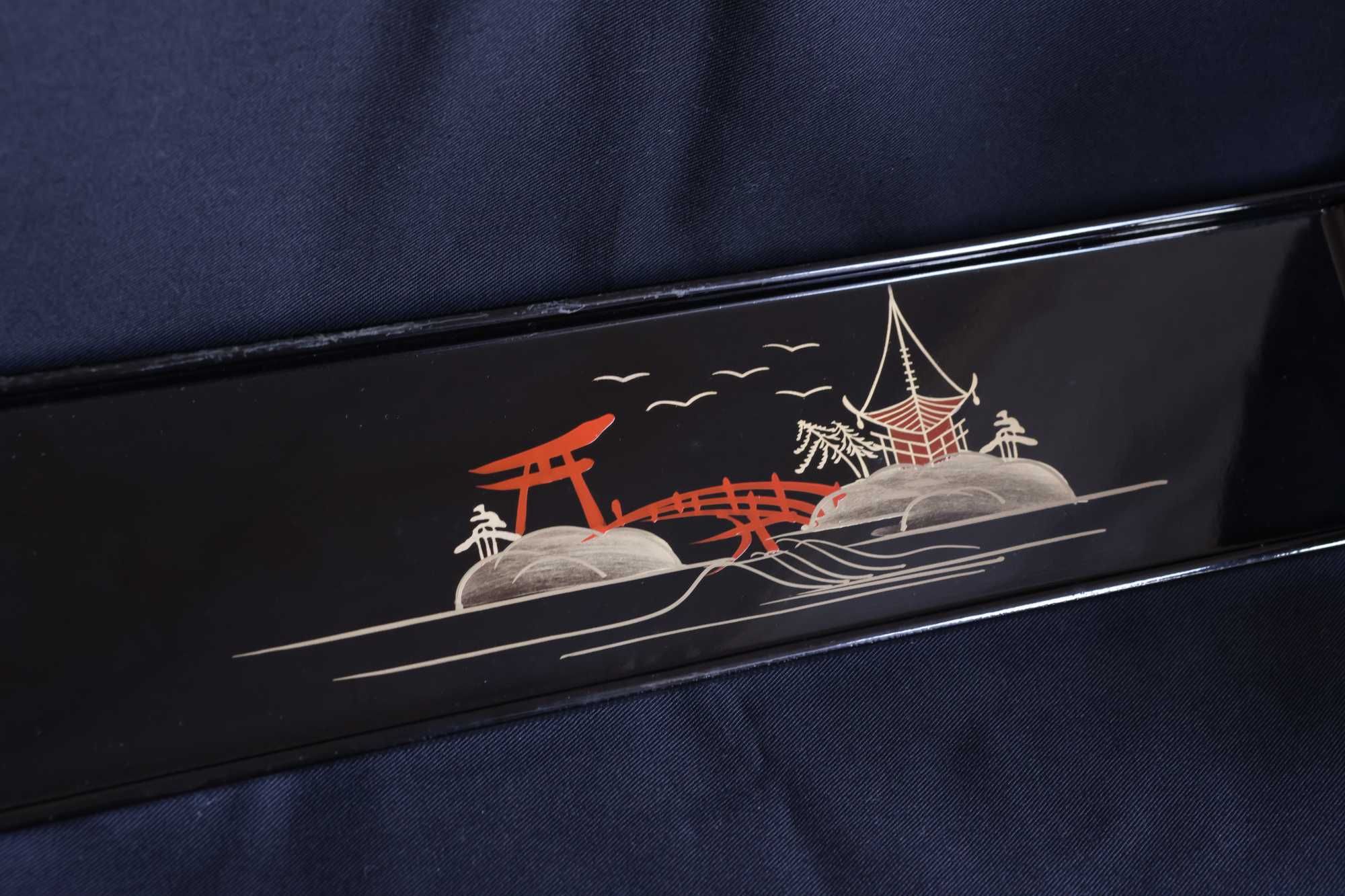Conjunto de louça japonesa em laca.