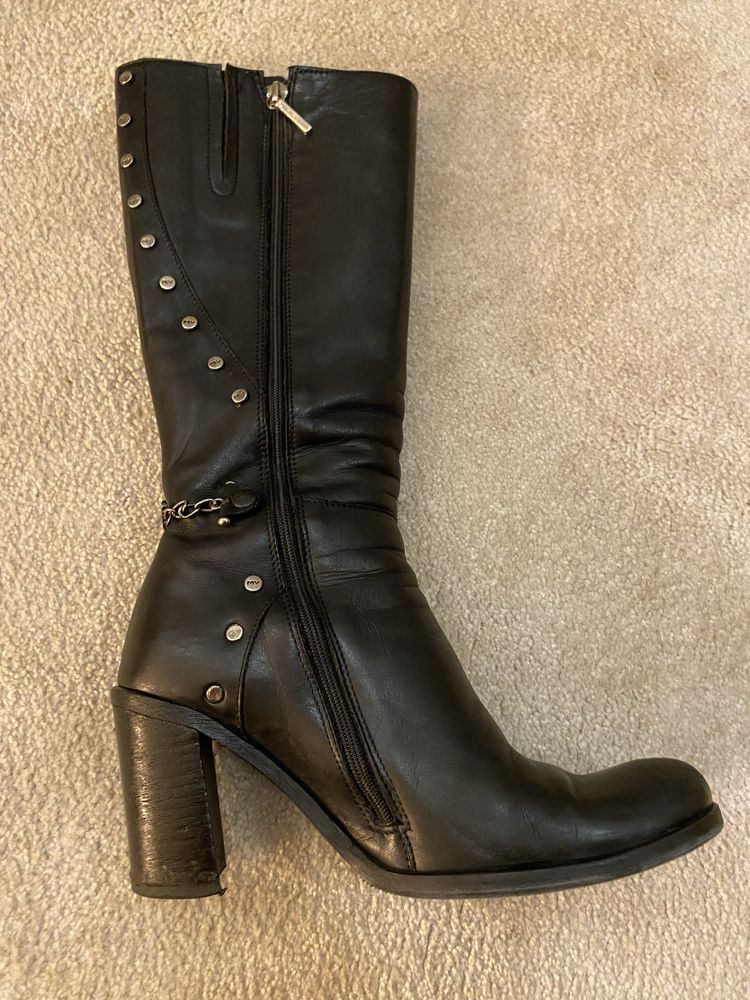 Botas de cano alto em muito bom estado