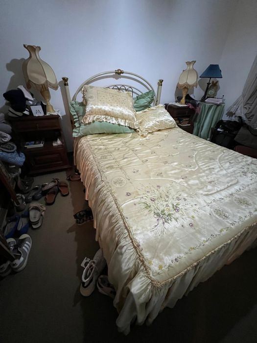 Conjunto quarto completo – cama, cómoda e mesas de cabeceira