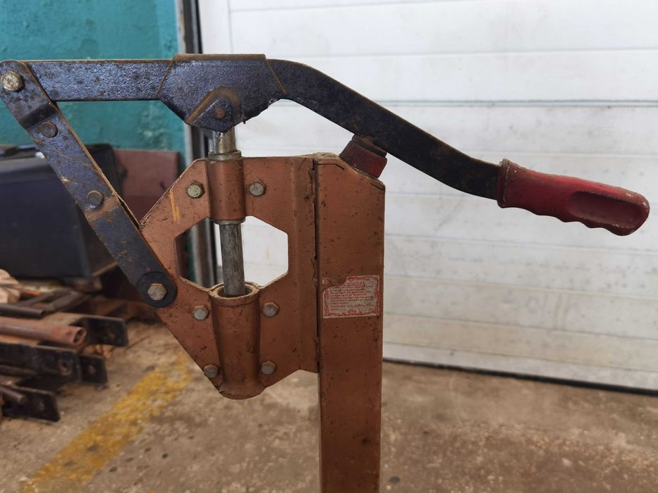 Máquina de cravar rolhas