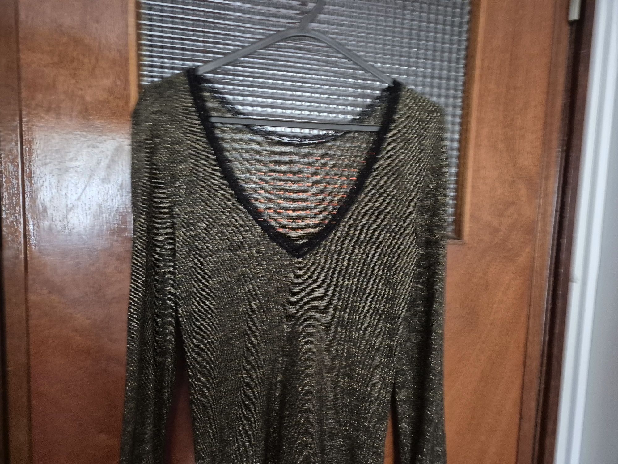 Vestido renda e camisa preta com brilho dourado.