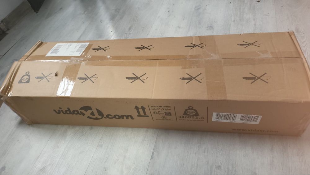 Cama com tecido castanho-acizentado