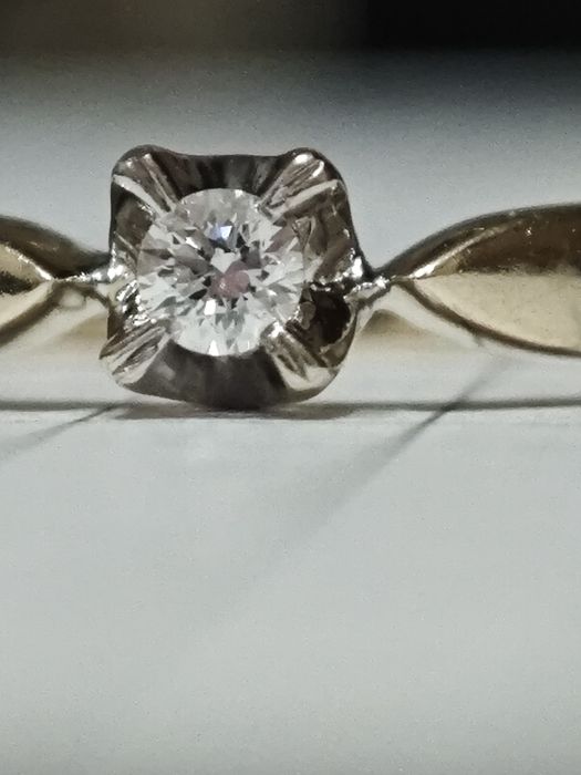 Золота каблучка, з діамантом, 585 проба.