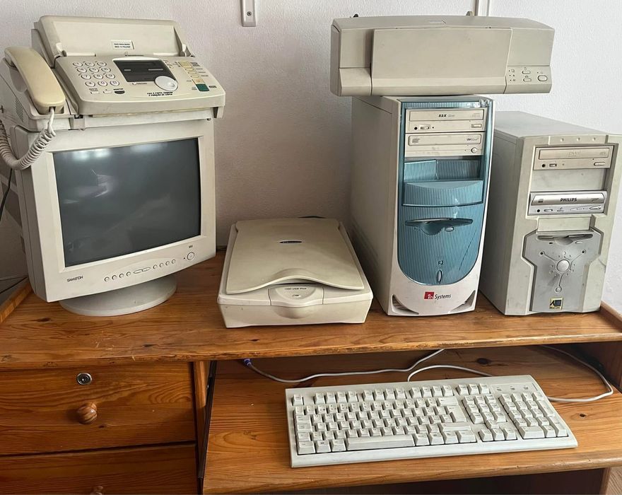 Computador, fax com tellefone, todo o equipamento wue está na foto